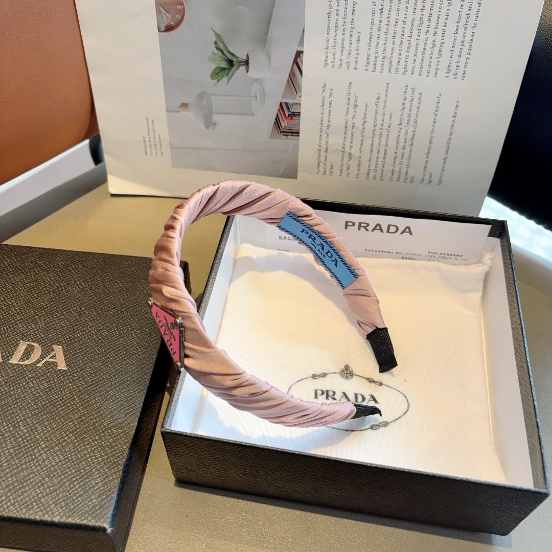 配包装
PRADA （普拉达）新款潮流字母发箍。气质女神必备单品，非常百搭，时尚潮流， 戴上它满满的高大