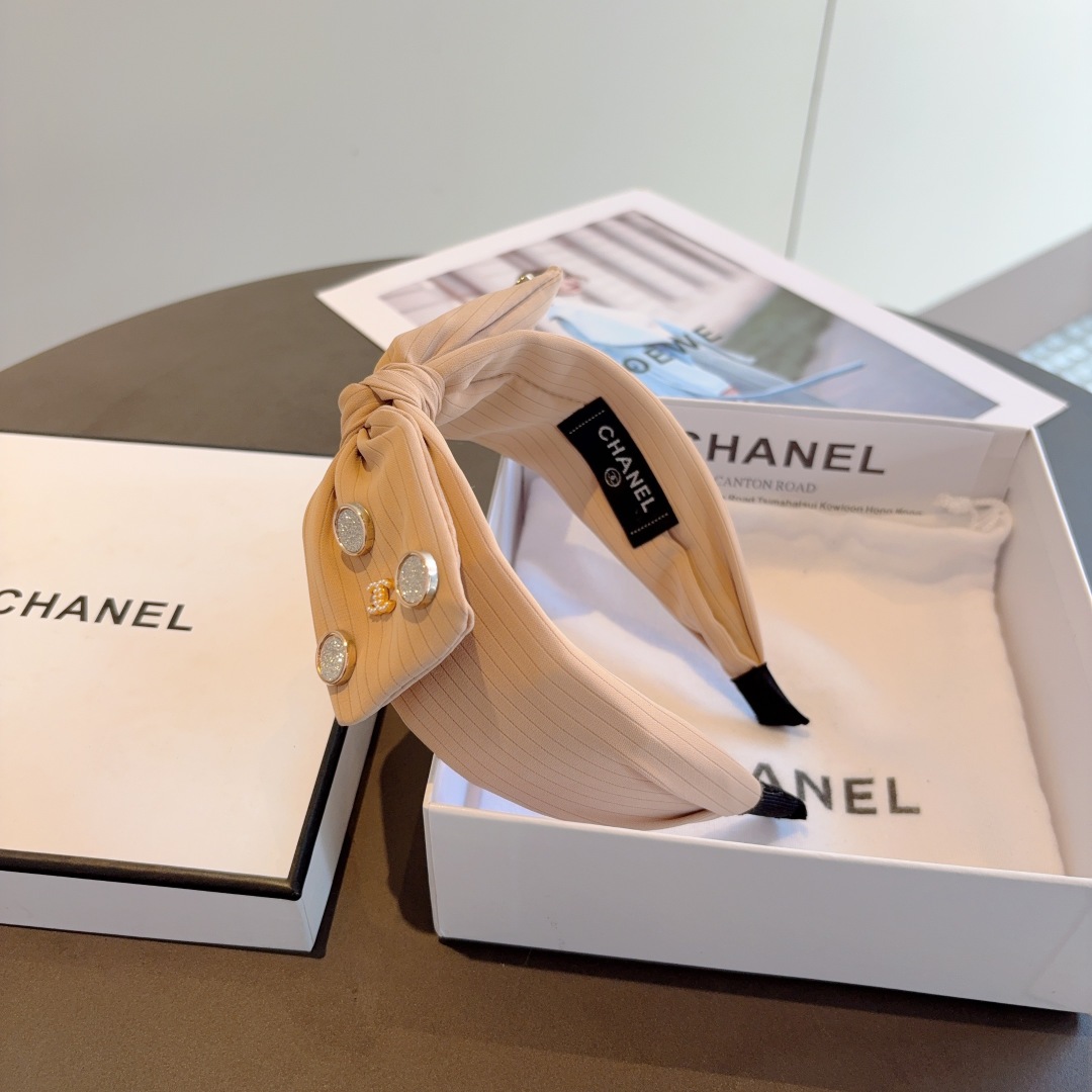 配包装
CHANEL（香奈儿）新款精美蝴蝶结发箍，复古网红头箍 搭配高端材质，超精致，时尚高级感百搭款。