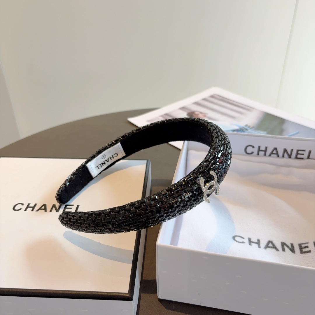 配包装
CHANEL（香奈儿）新款精美贴钻发箍，复古网红头箍 搭配高端材质，超精致，时尚高级感百搭款。