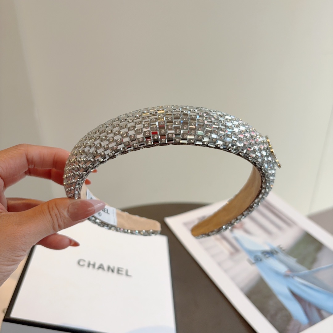 配包装
CHANEL（香奈儿）新款精美贴钻发箍，复古网红头箍 搭配高端材质，超精致，时尚高级感百搭款。