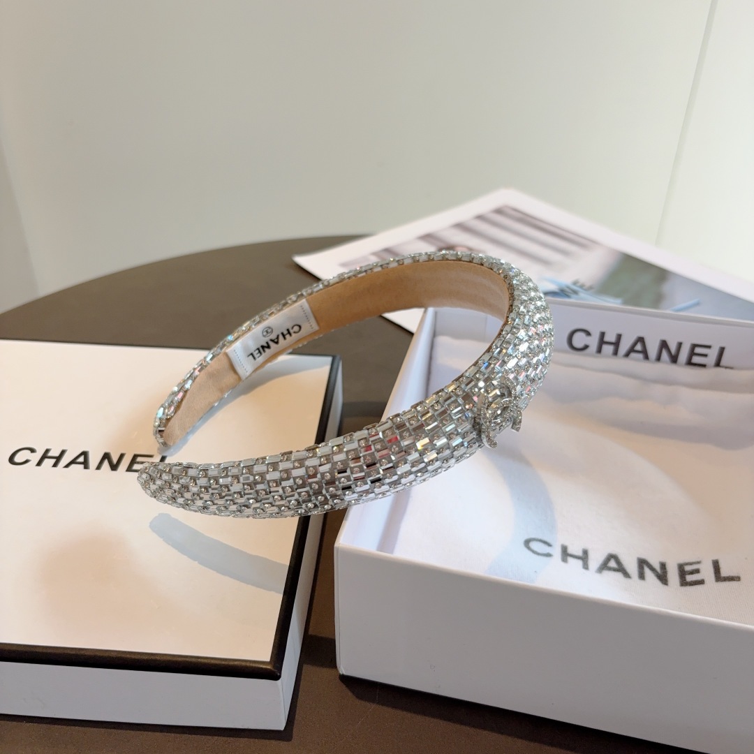 配包装
CHANEL（香奈儿）新款精美贴钻发箍，复古网红头箍 搭配高端材质，超精致，时尚高级感百搭款。