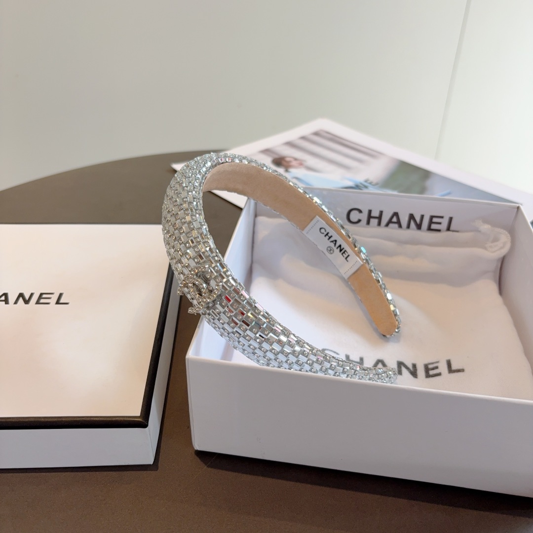 配包装
CHANEL（香奈儿）新款精美贴钻发箍，复古网红头箍 搭配高端材质，超精致，时尚高级感百搭款。