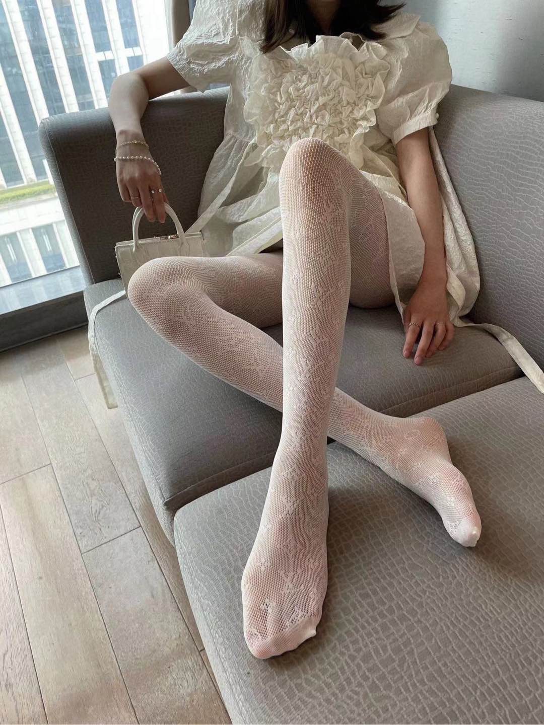 配包装（一盒1双）
LV 路易威登 爆款字母网袜 连裤袜🌟好看到爆炸 ，欧美大牌丝袜🔥
🌟潮人秋冬必备单