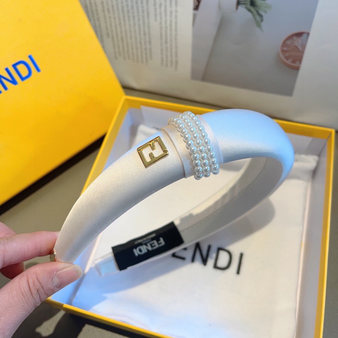 配包装
FENDI 芬迪 火爆新款发箍，复古头箍，简约百搭，潮女必备品，超级的高大上！