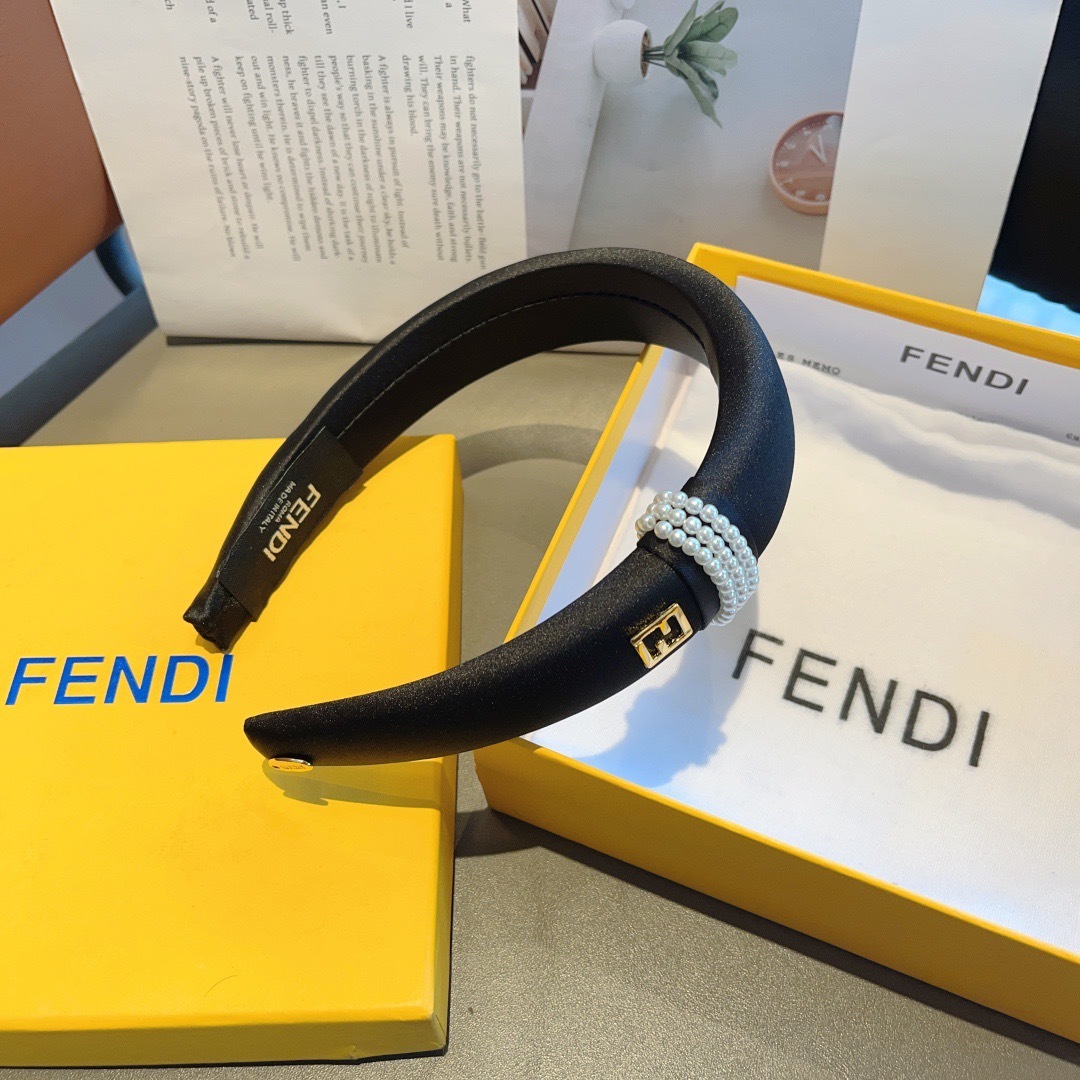配包装
FENDI 芬迪 火爆新款发箍，复古头箍，简约百搭，潮女必备品，超级的高大上！