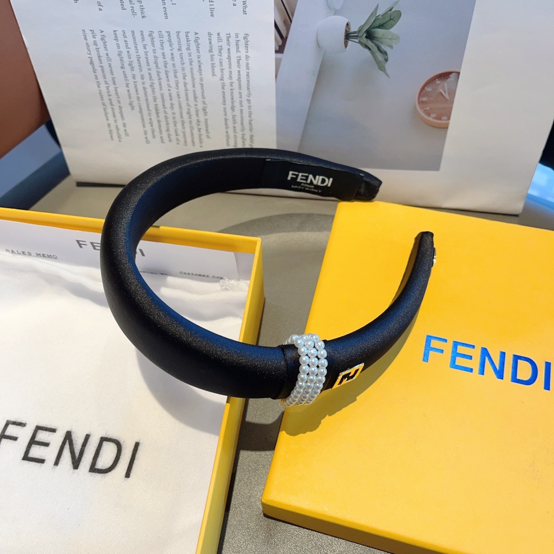 配包装
FENDI 芬迪 火爆新款发箍，复古头箍，简约百搭，潮女必备品，超级的高大上！