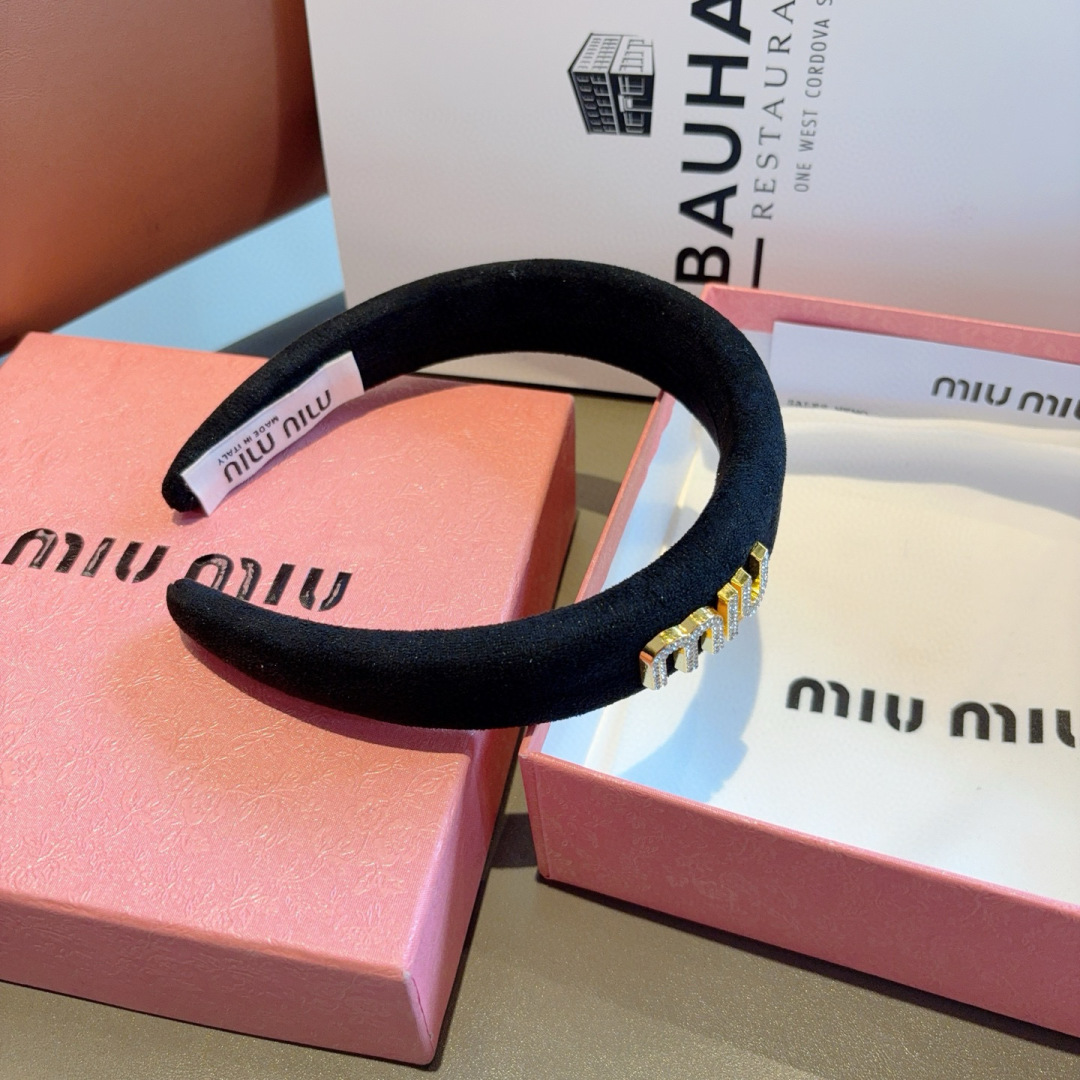 配包装
miumiu 缪缪  最新款定制发箍，时尚潮流头箍 细节全部实拍！特制面料非常显质感、经典而又永