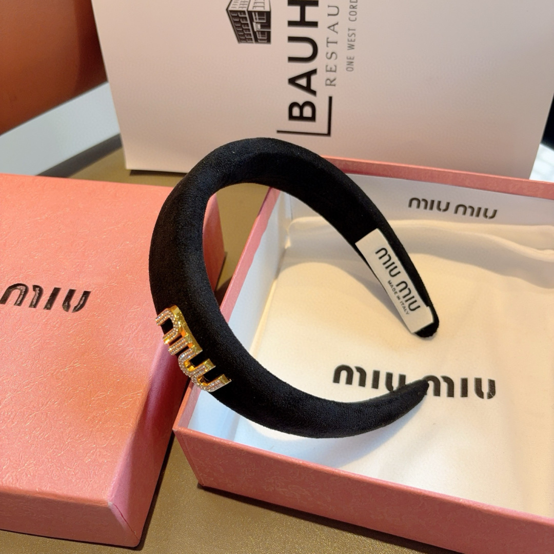 配包装
miumiu 缪缪  最新款定制发箍，时尚潮流头箍 细节全部实拍！特制面料非常显质感、经典而又永