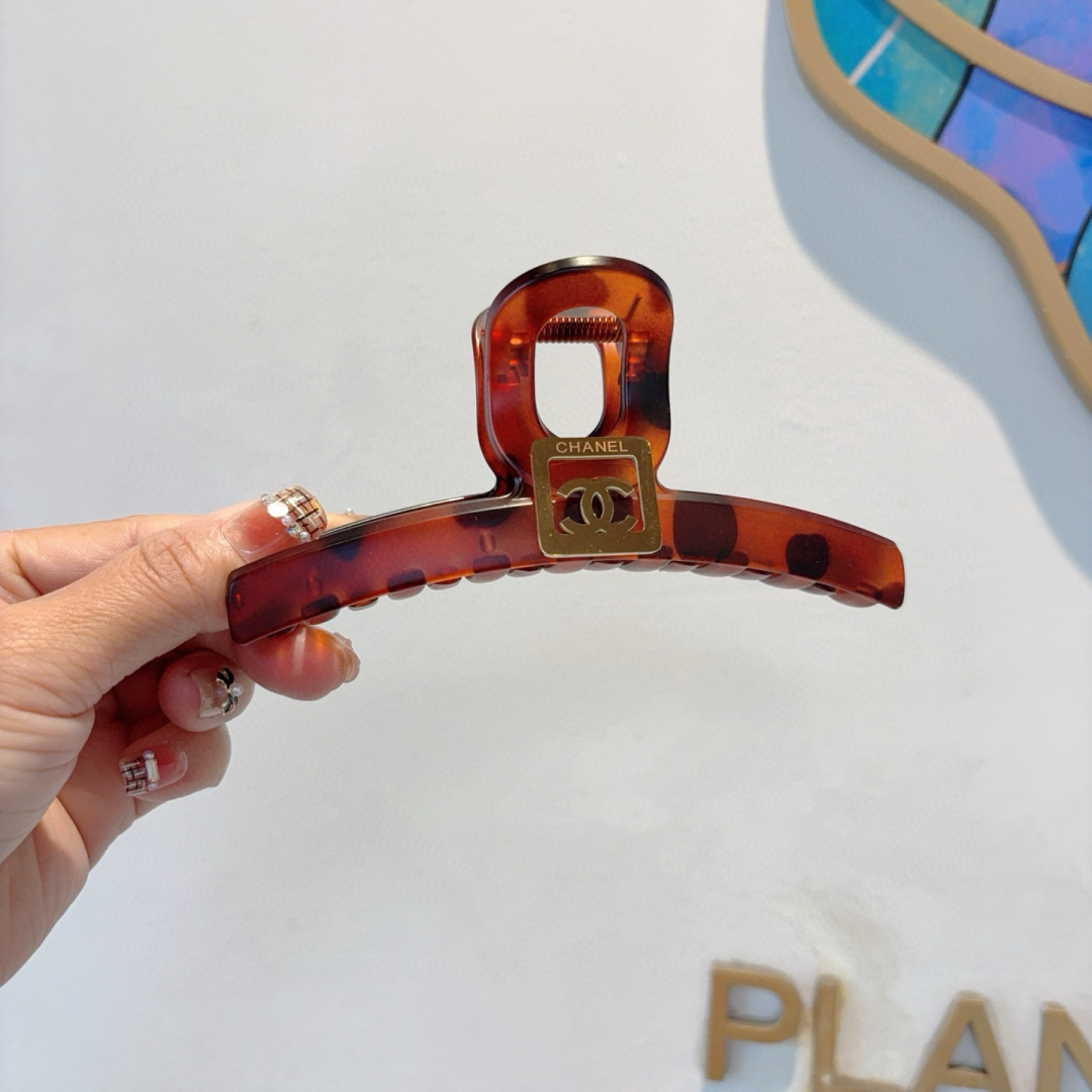 配包装
CHANEL （香奈儿） 欧美新款潮流抓夹，明星同款 女神必备单品，非常百搭，时尚发夹， 戴上它