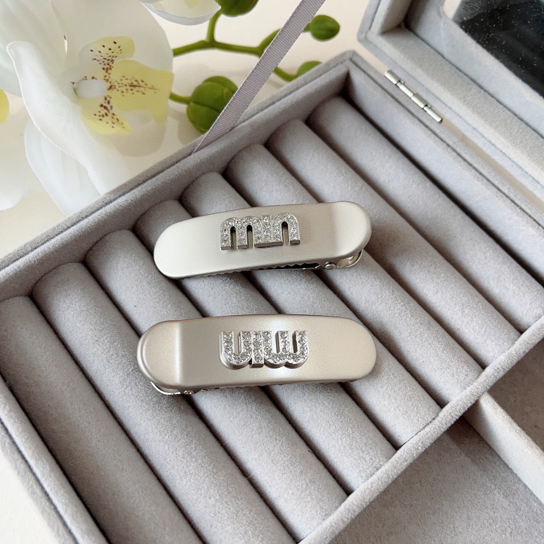 配包装 （一对）
miumiu（缪缪） 新款网红法式bb夹、经典字母logo边夹刘海夹发饰， 高级感日韩
