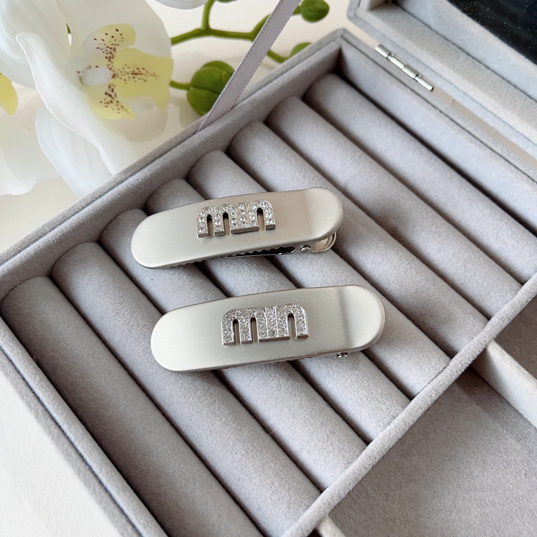 配包装 （一对）
miumiu（缪缪） 新款网红法式bb夹、经典字母logo边夹刘海夹发饰， 高级感日韩