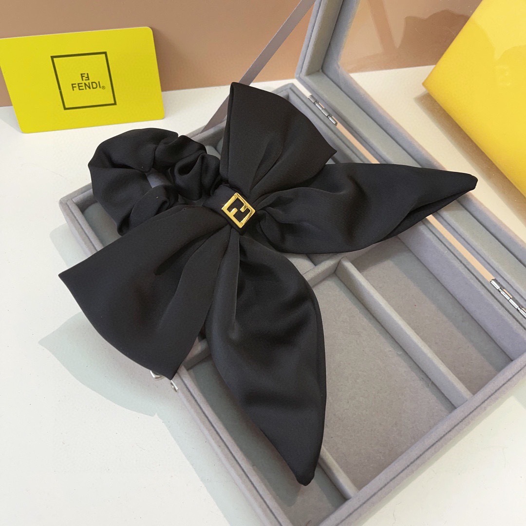 配包装
FENDI 芬迪 字母飘带马尾发圈 蝴蝶结肠圈，高档韩版F皮筋，经典花型设计， 高端大气，名媛范