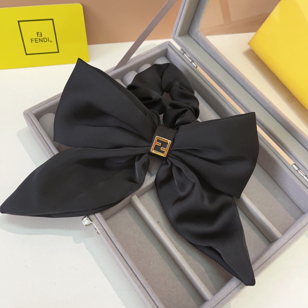 配包装
FENDI 芬迪 字母飘带马尾发圈 蝴蝶结肠圈，高档韩版F皮筋，经典花型设计， 高端大气，名媛范