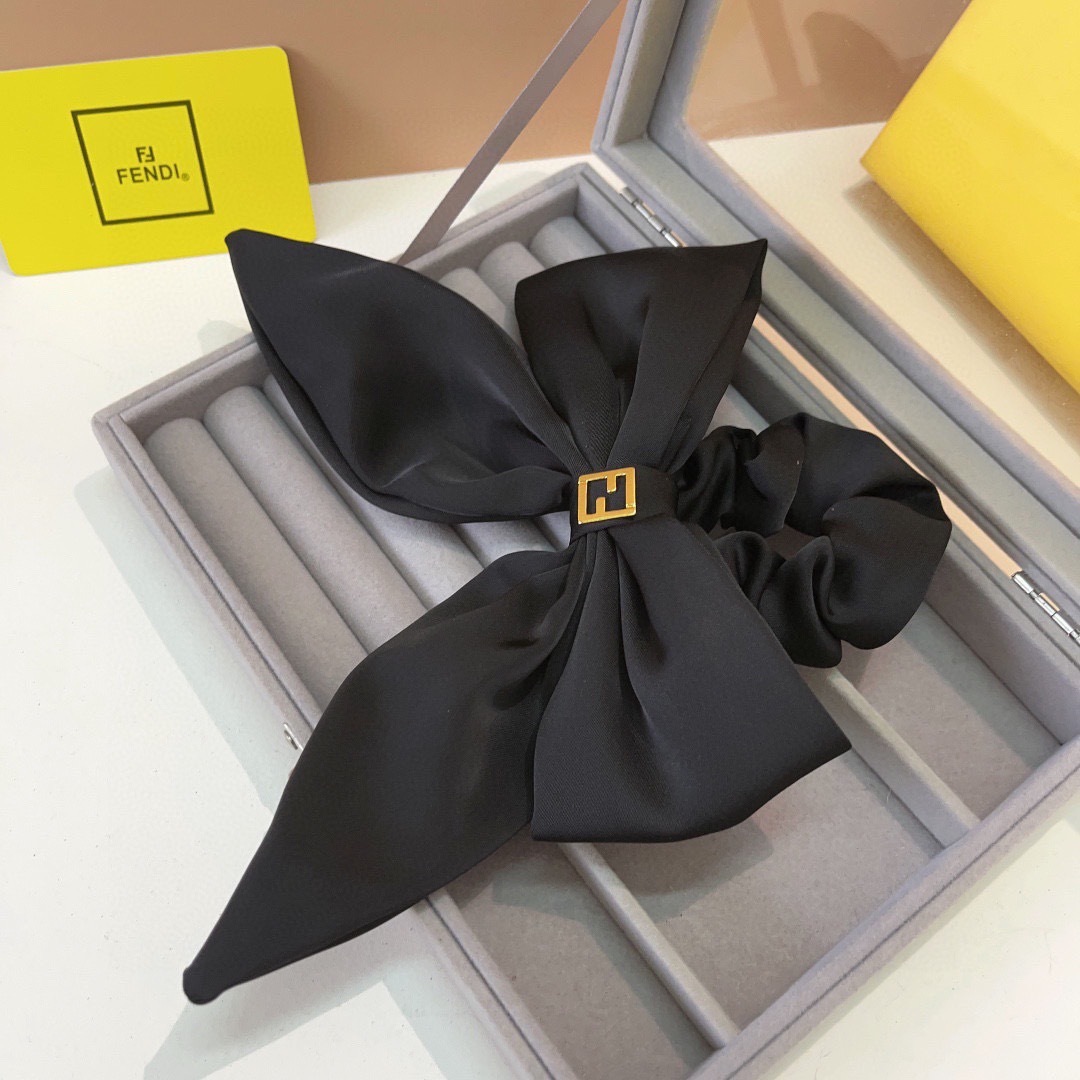 配包装
FENDI 芬迪 字母飘带马尾发圈 蝴蝶结肠圈，高档韩版F皮筋，经典花型设计， 高端大气，名媛范