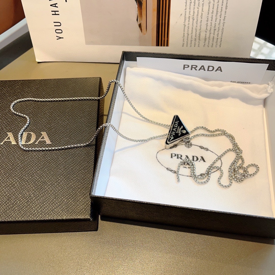 配包装
PRADA （普拉达） 新款字母倒三角可调节项链腰链两用款，明星同款 百搭锁骨链女神必备单品，时