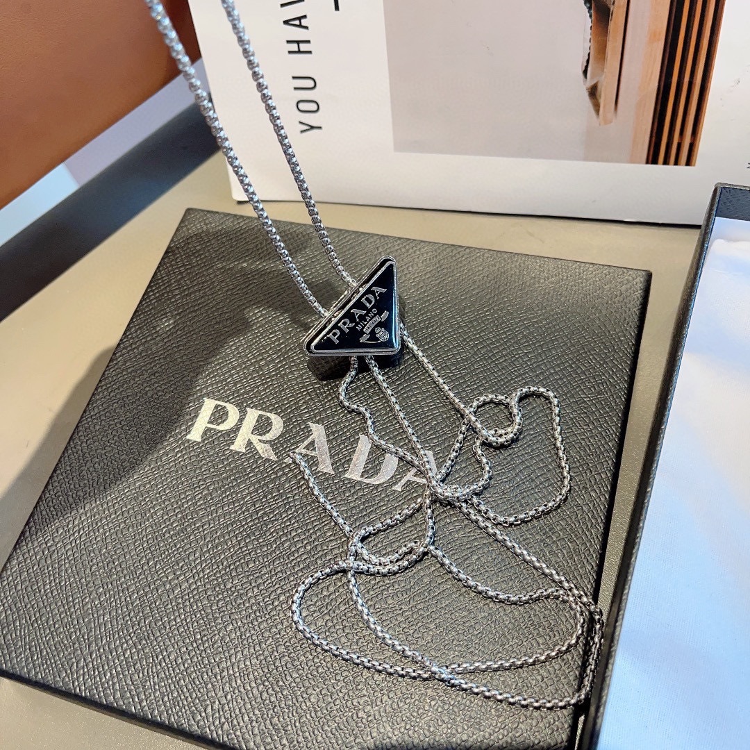 配包装
PRADA （普拉达） 新款字母倒三角可调节项链腰链两用款，明星同款 百搭锁骨链女神必备单品，时