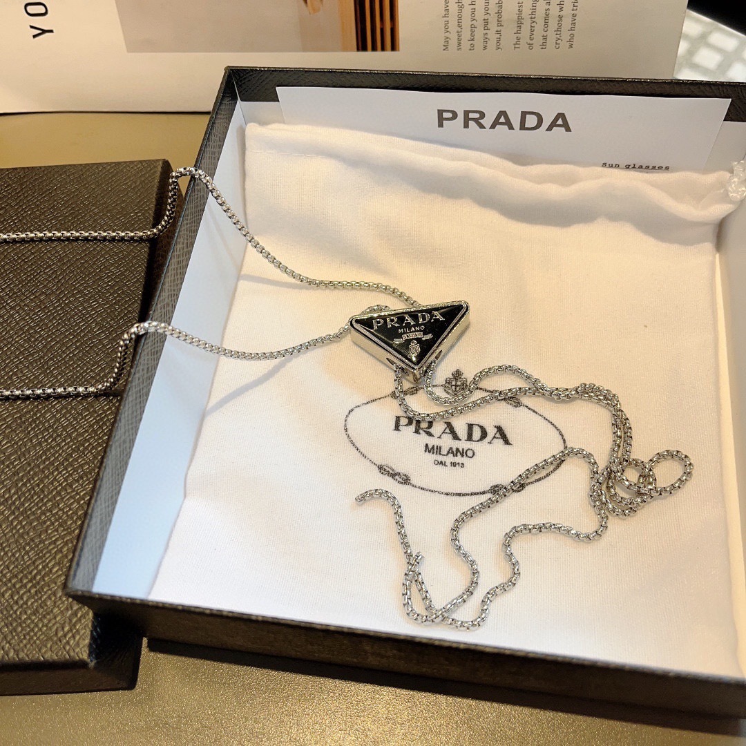 配包装
PRADA （普拉达） 新款字母倒三角可调节项链腰链两用款，明星同款 百搭锁骨链女神必备单品，时