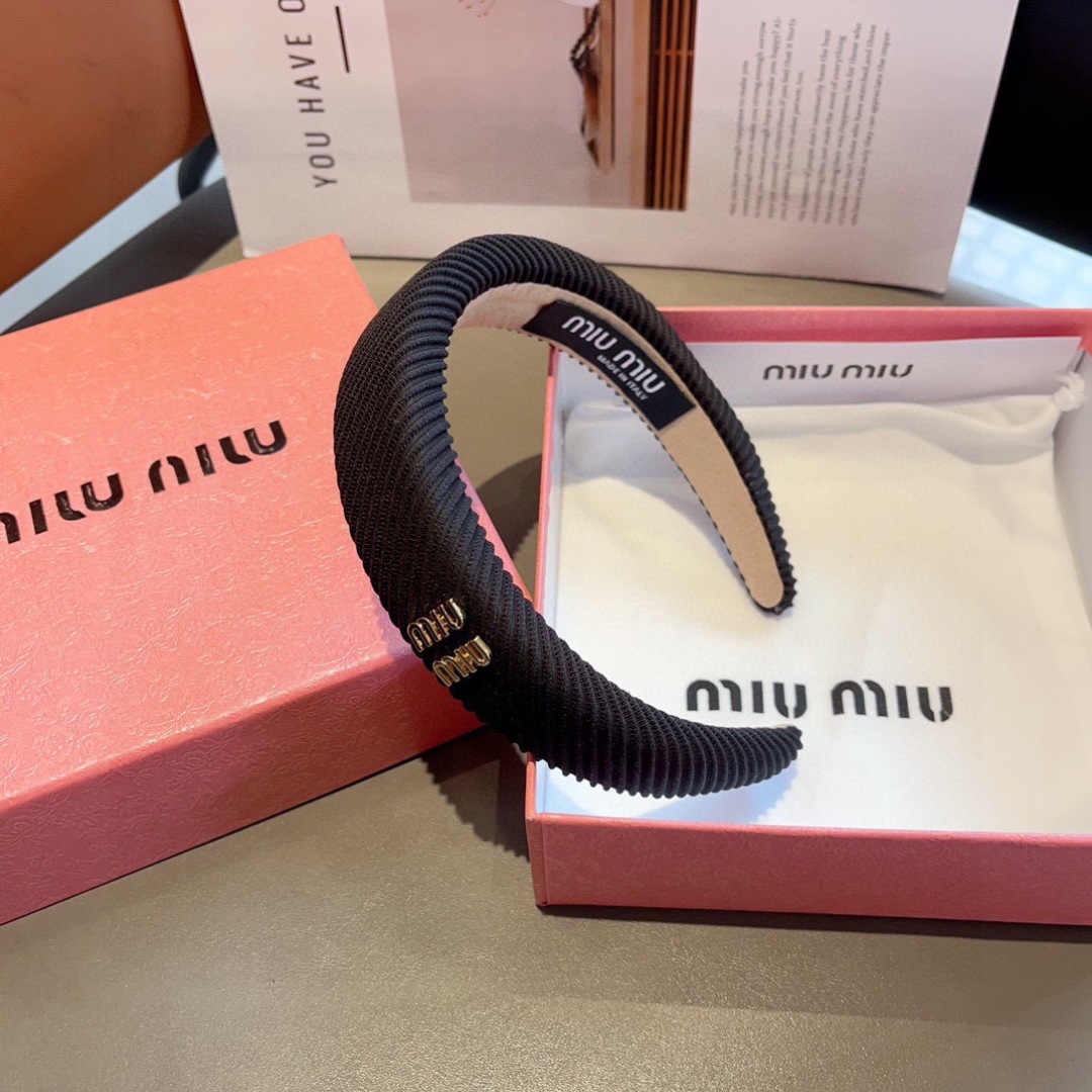 配包装
MIUMIU（缪缪）新款手工制作发箍，原单货，简约百搭，潮女必备品，超级的高大上！ 