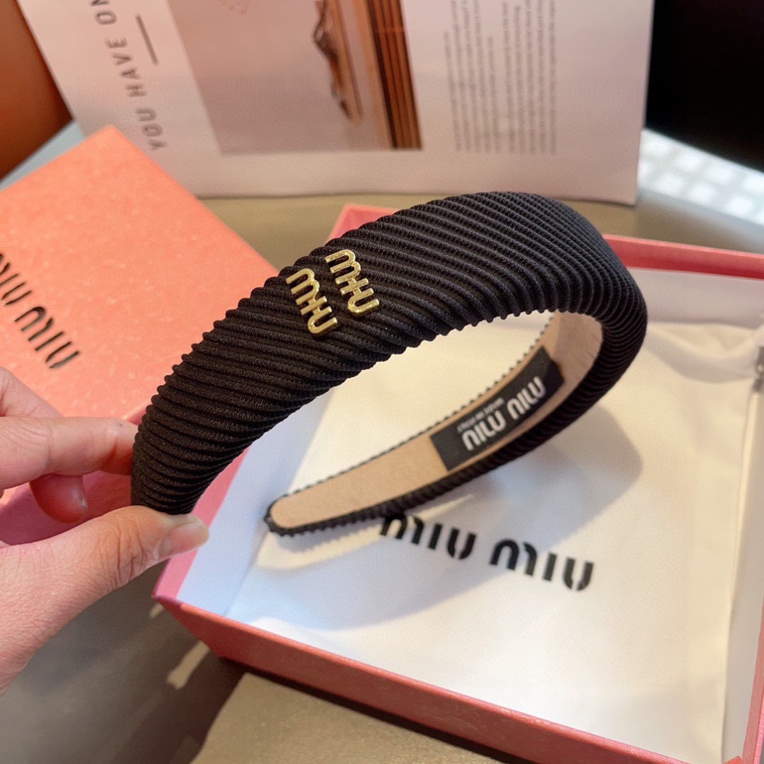配包装
MIUMIU（缪缪）新款手工制作发箍，原单货，简约百搭，潮女必备品，超级的高大上！ 
