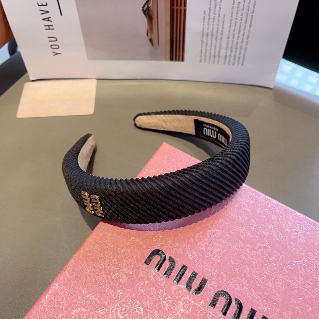 配包装
MIUMIU（缪缪）新款手工制作发箍，原单货，简约百搭，潮女必备品，超级的高大上！ 