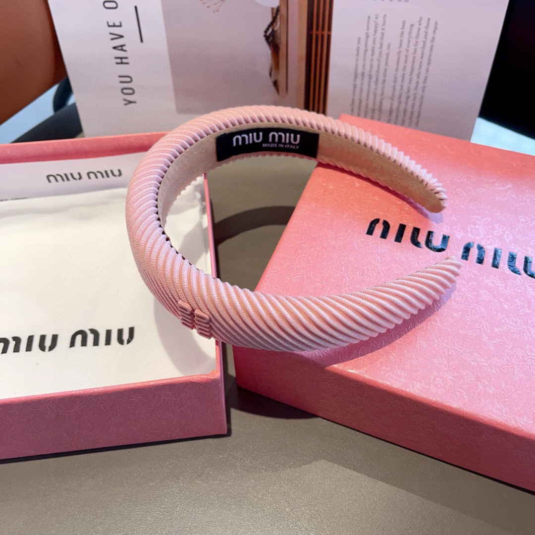 配包装
MIUMIU（缪缪）新款手工制作发箍，原单货，简约百搭，潮女必备品，超级的高大上！ 