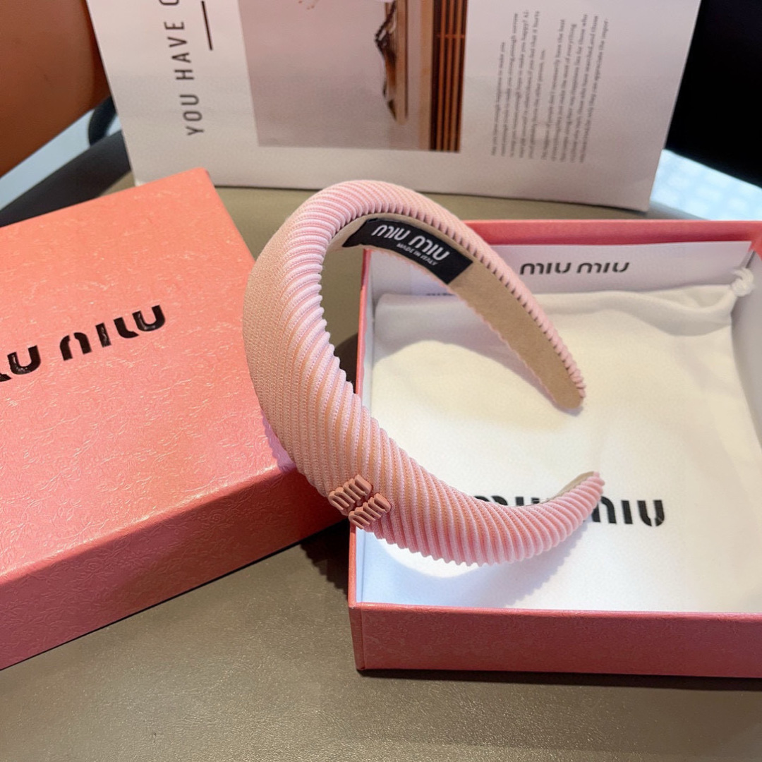 配包装
MIUMIU（缪缪）新款手工制作发箍，原单货，简约百搭，潮女必备品，超级的高大上！ 