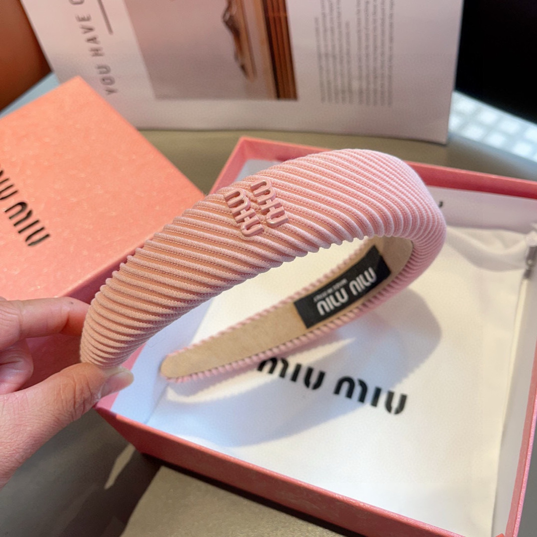 配包装
MIUMIU（缪缪）新款手工制作发箍，原单货，简约百搭，潮女必备品，超级的高大上！ 