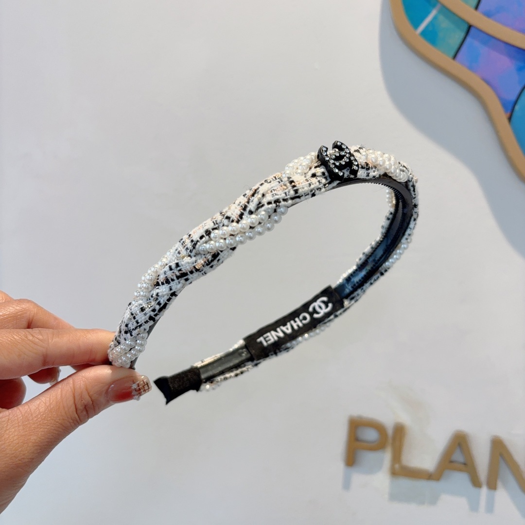 配包装
CHANEL（香奈儿）新款精美字母发箍，复古网红爆款头箍 搭配高端材质，超精致，时尚高级感百搭款