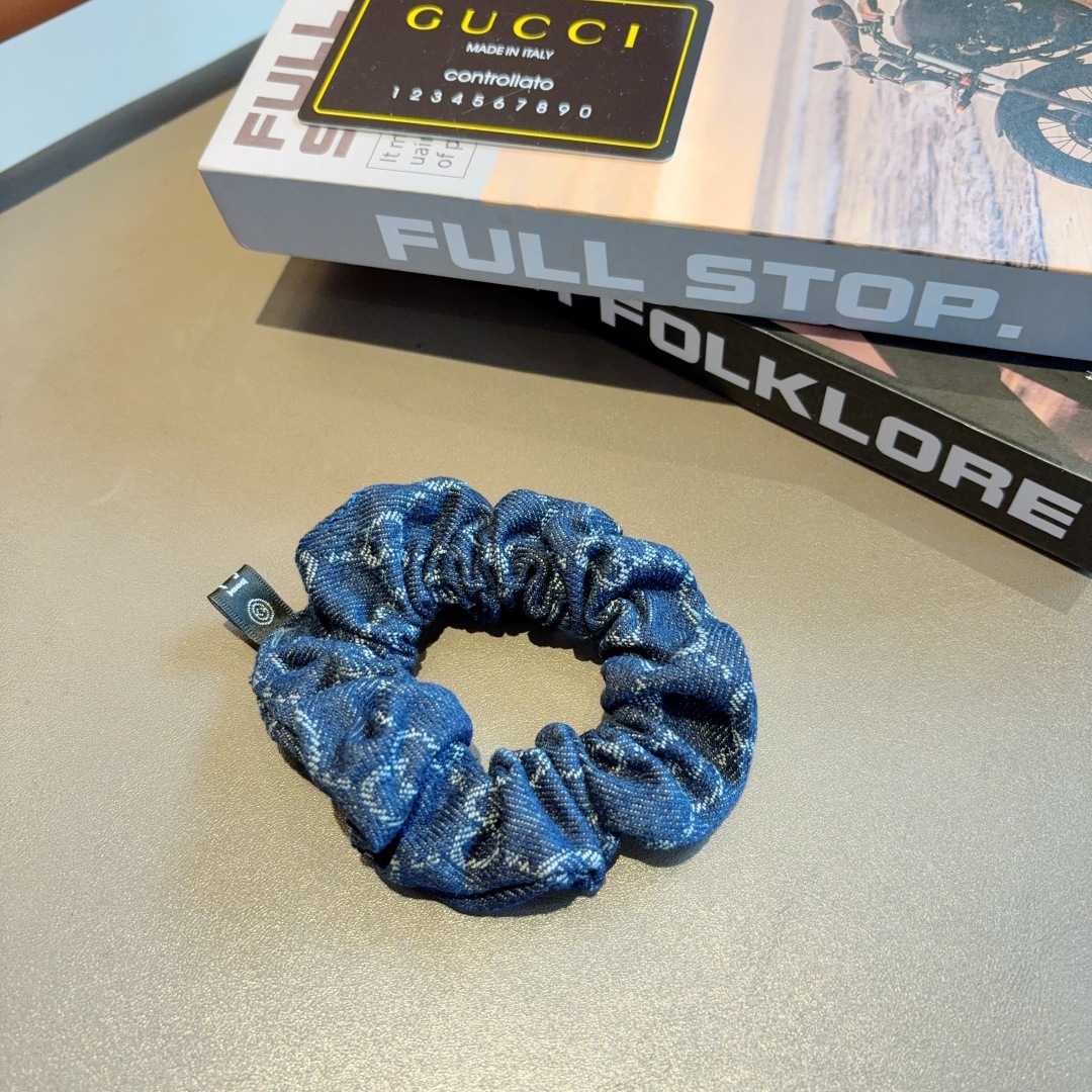 配包装
Gucci古奇 双G经典款发圈皮筋 精致佩戴舒适无压力，造型搭配必备！非常时尚百搭！名媛范儿。女