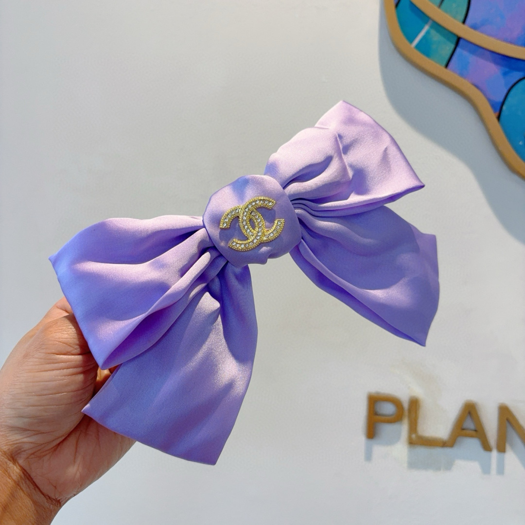 配包装
CHANEL （香奈儿）明星同款蝴蝶结波点弹弓夹 网红推荐款♥ 复古蝴蝶结款，超级百搭哦！敲黑板