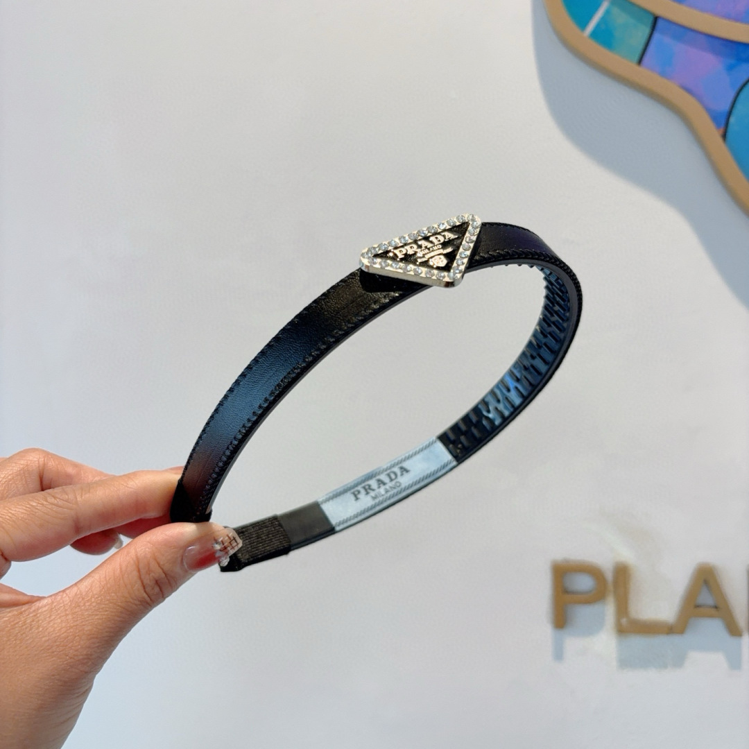 配包装
PRADA （普拉达） 新款潮流发箍。气质女神必备单品。非常百搭，时尚潮流， 戴上它满满的高大上