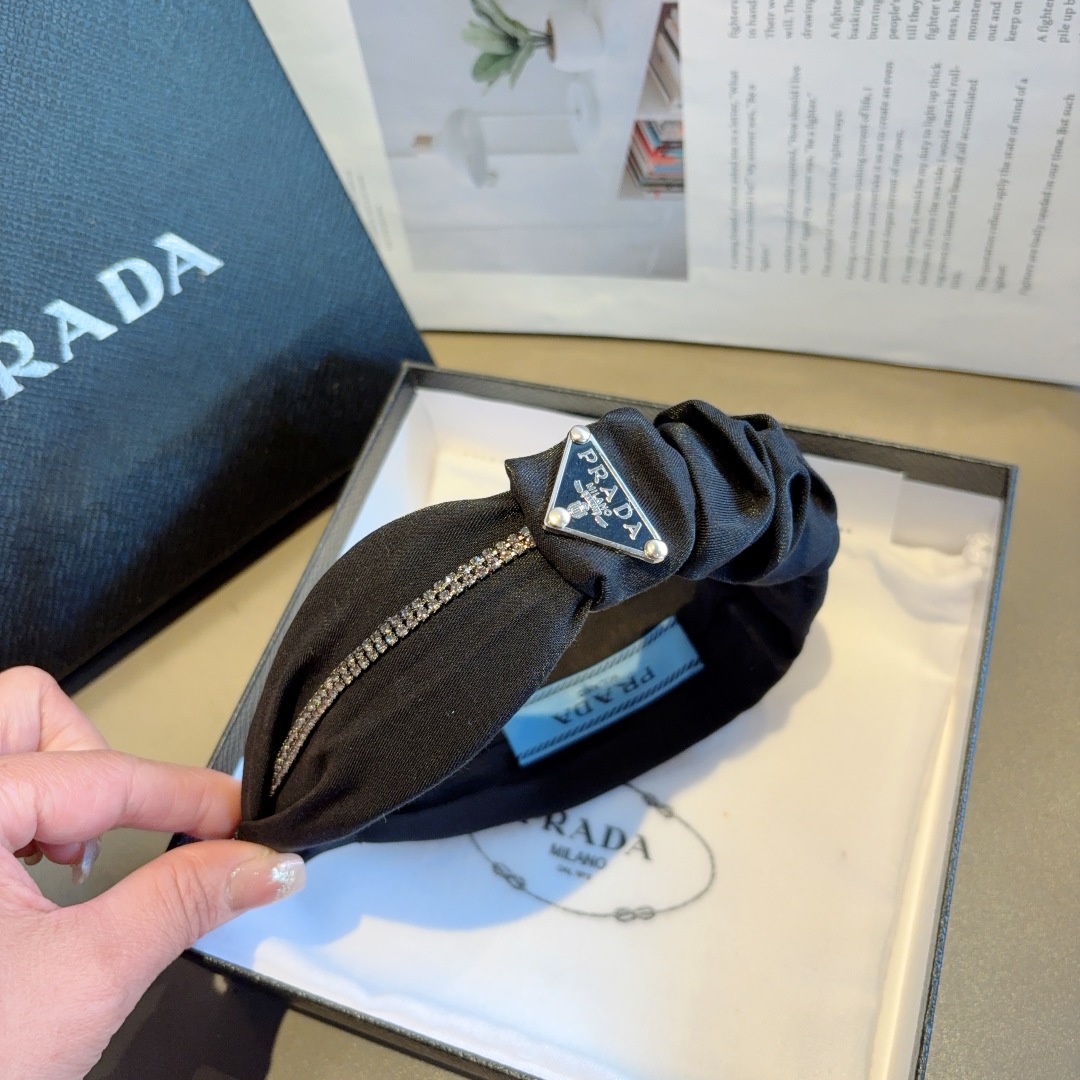 配包装
PRADA （普拉达） 新款褶皱发箍。气质女神必备单品。非常百搭，时尚潮流