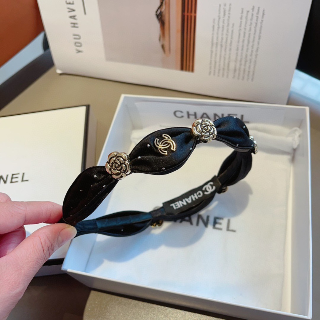 配包装
CHANEL（香奈儿）最新款小香发箍，复古头箍，网红爆款推荐 搭配高端材质，超精致，时尚百搭。