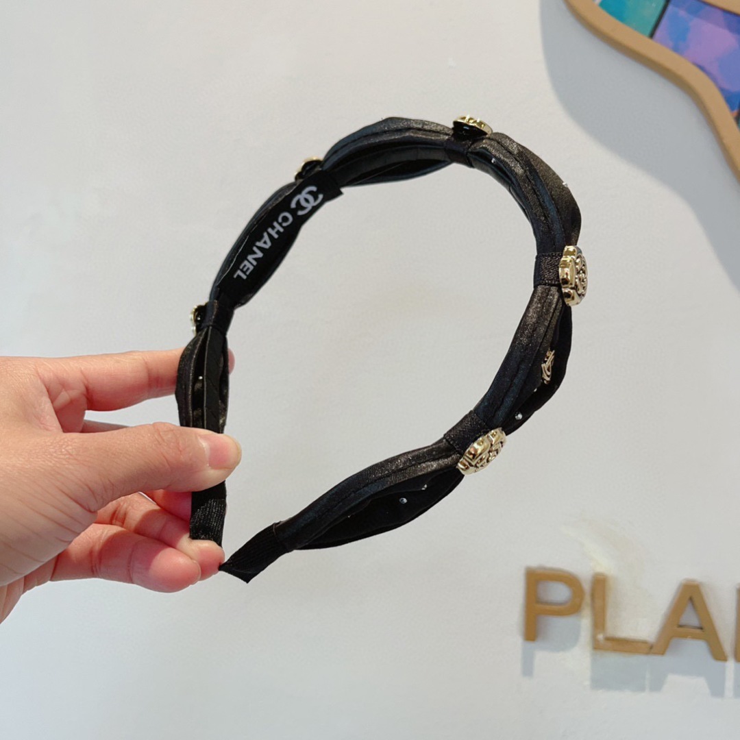 配包装
CHANEL（香奈儿）最新款小香发箍，复古头箍，网红爆款推荐 搭配高端材质，超精致，时尚百搭。