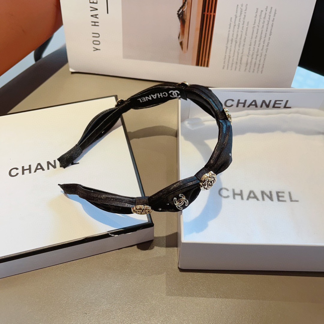 配包装
CHANEL（香奈儿）最新款小香发箍，复古头箍，网红爆款推荐 搭配高端材质，超精致，时尚百搭。
