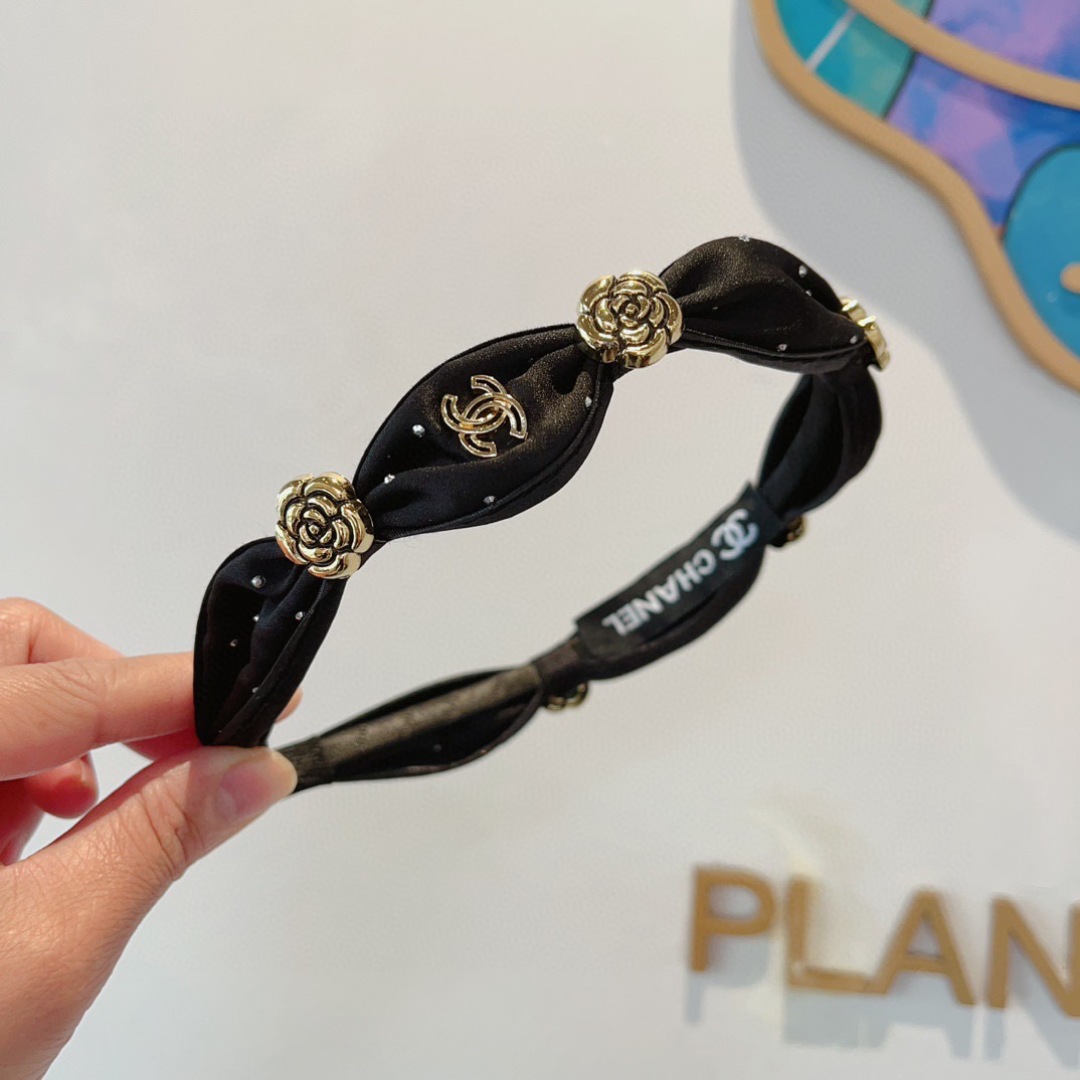 配包装
CHANEL（香奈儿）最新款小香发箍，复古头箍，网红爆款推荐 搭配高端材质，超精致，时尚百搭。