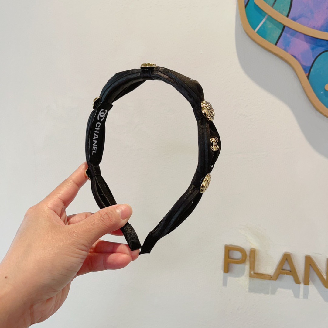 配包装
CHANEL（香奈儿）最新款小香发箍，复古头箍，网红爆款推荐 搭配高端材质，超精致，时尚百搭。