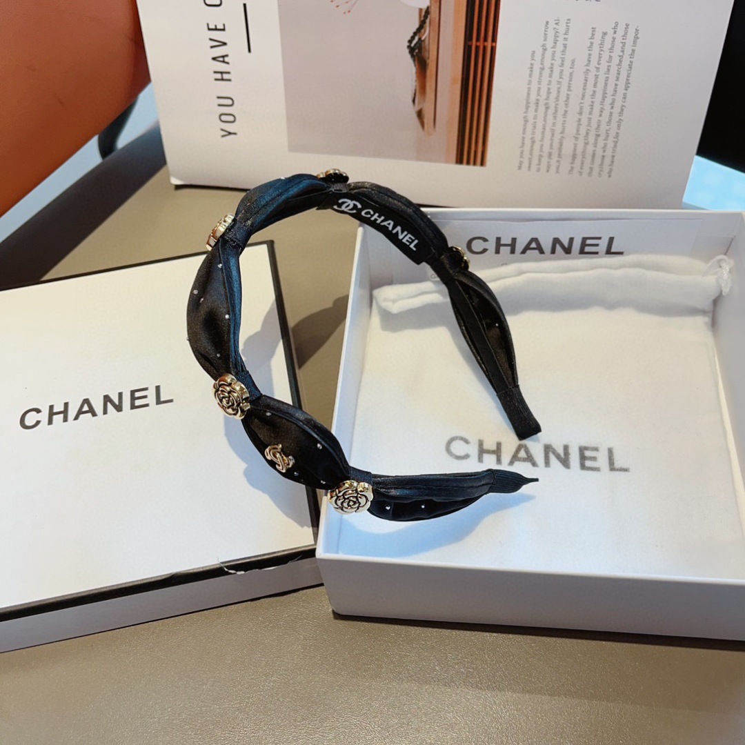 配包装
CHANEL（香奈儿）最新款小香发箍，复古头箍，网红爆款推荐 搭配高端材质，超精致，时尚百搭。