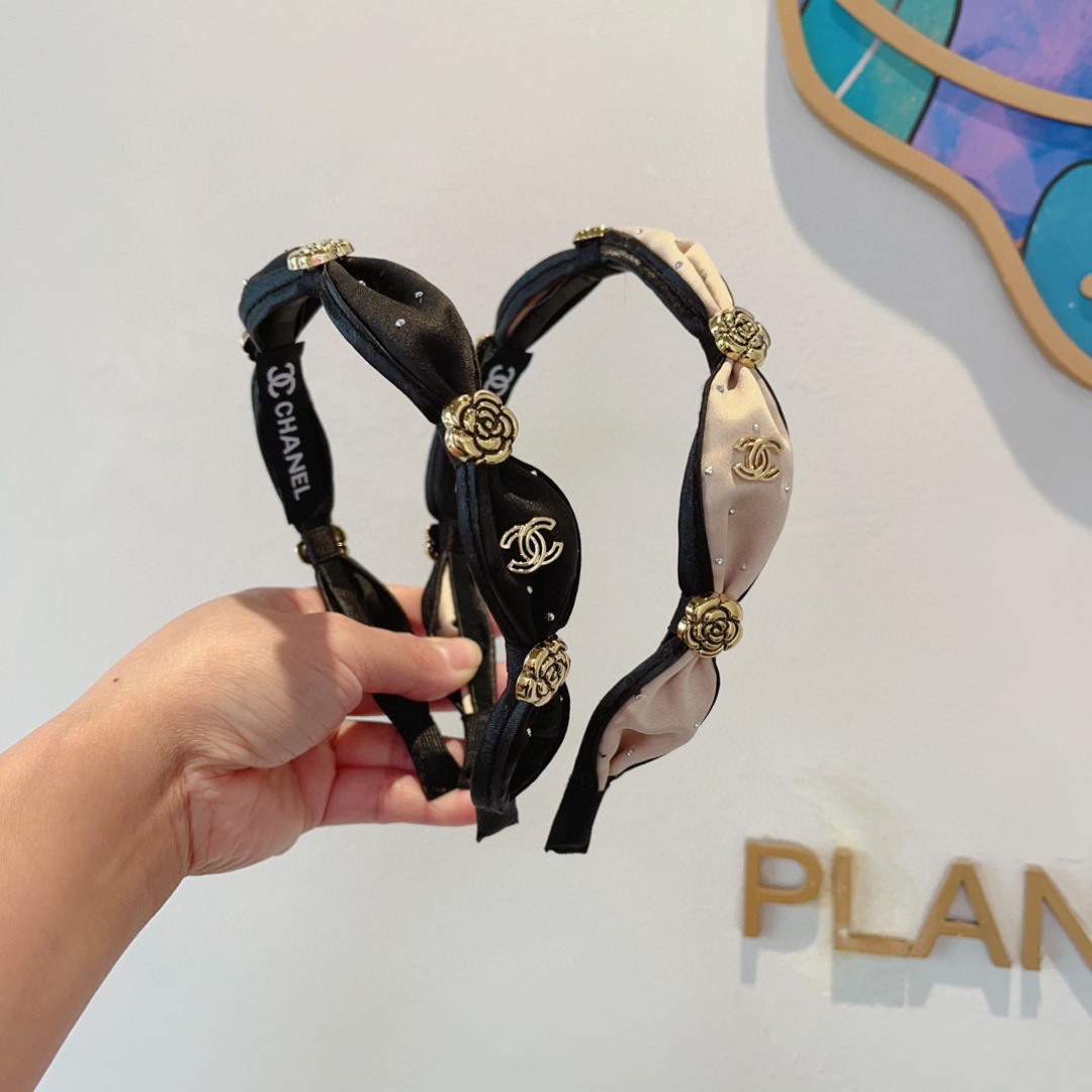 配包装
CHANEL（香奈儿）最新款小香发箍，复古头箍，网红爆款推荐 搭配高端材质，超精致，时尚百搭。