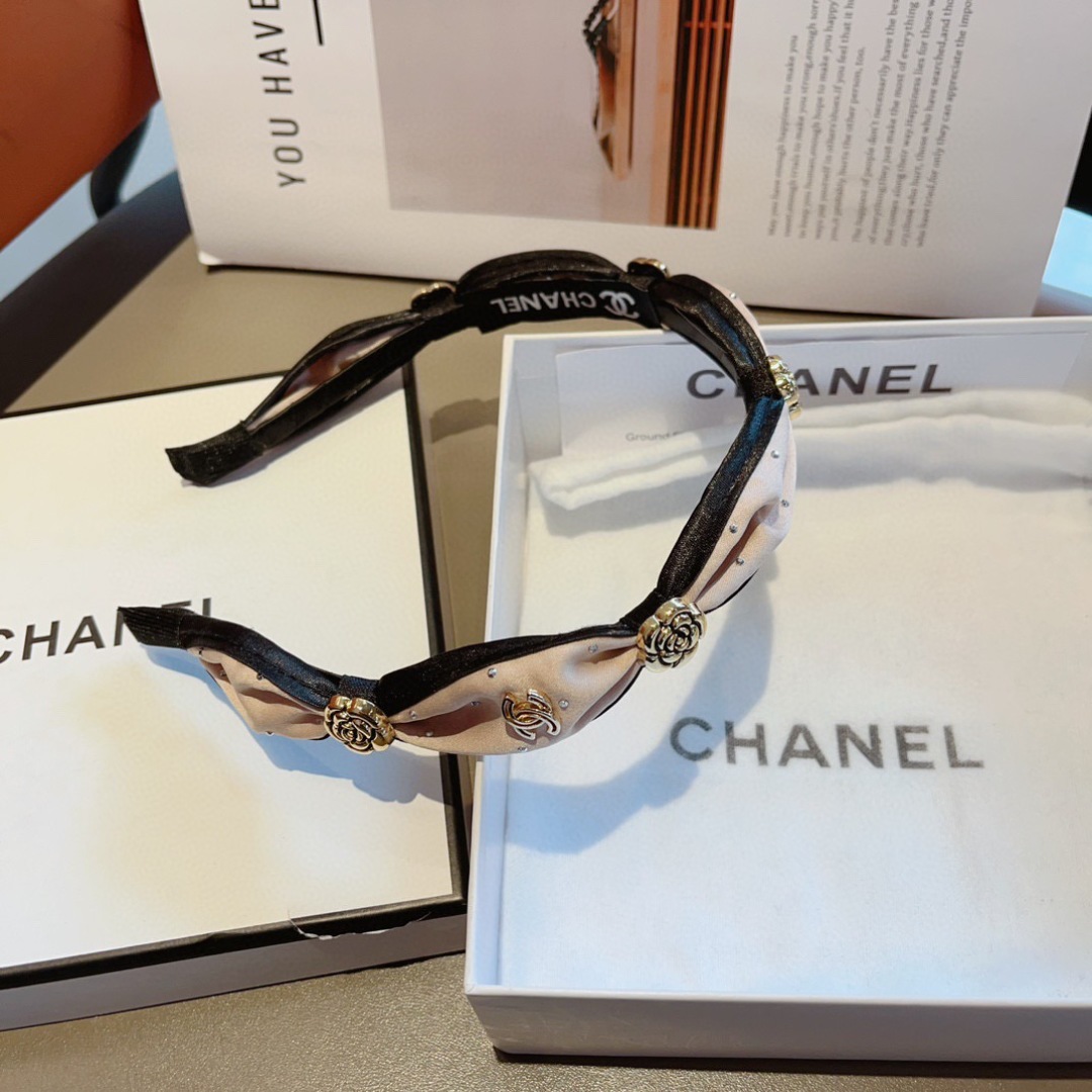 配包装
CHANEL（香奈儿）最新款小香发箍，复古头箍，网红爆款推荐 搭配高端材质，超精致，时尚百搭。