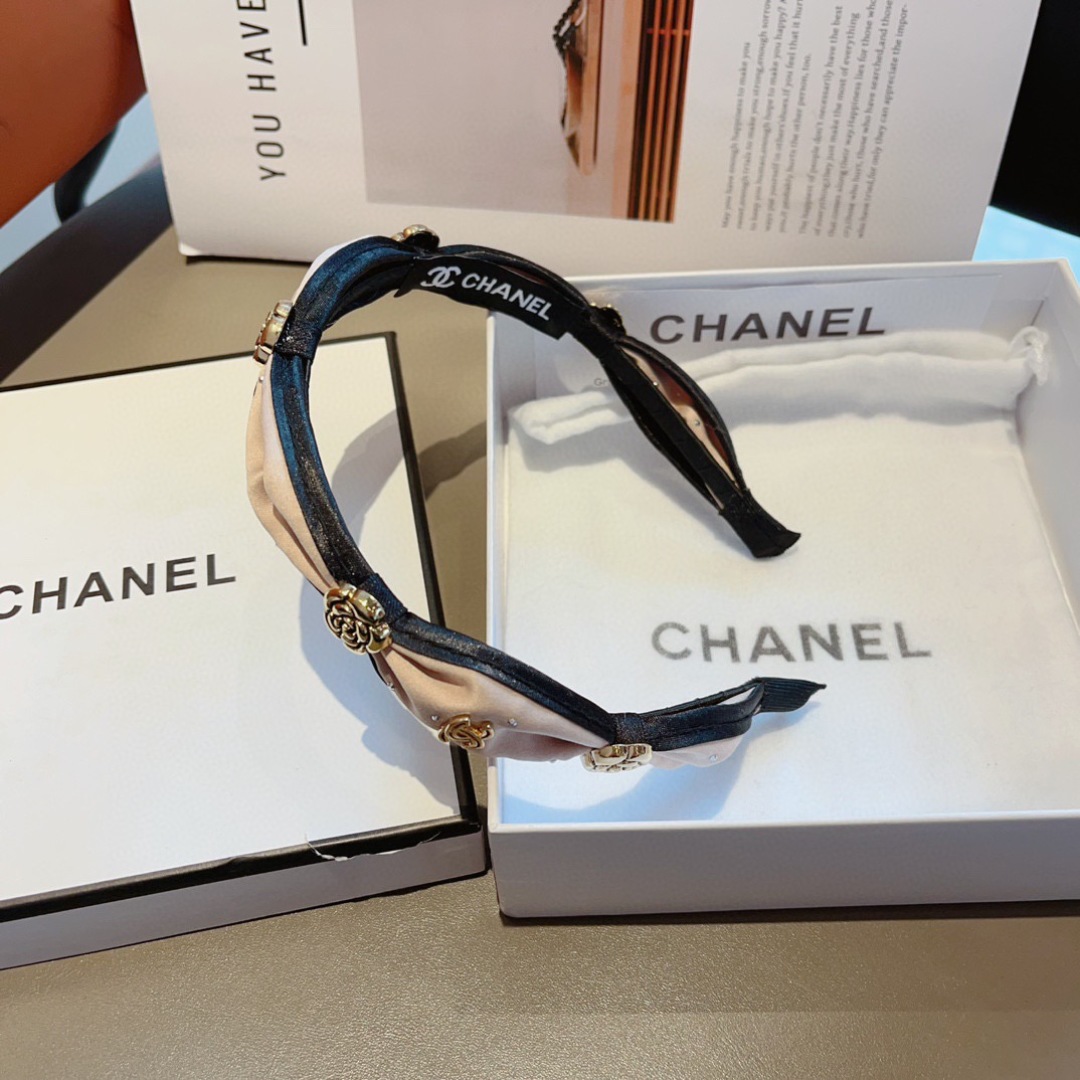 配包装
CHANEL（香奈儿）最新款小香发箍，复古头箍，网红爆款推荐 搭配高端材质，超精致，时尚百搭。