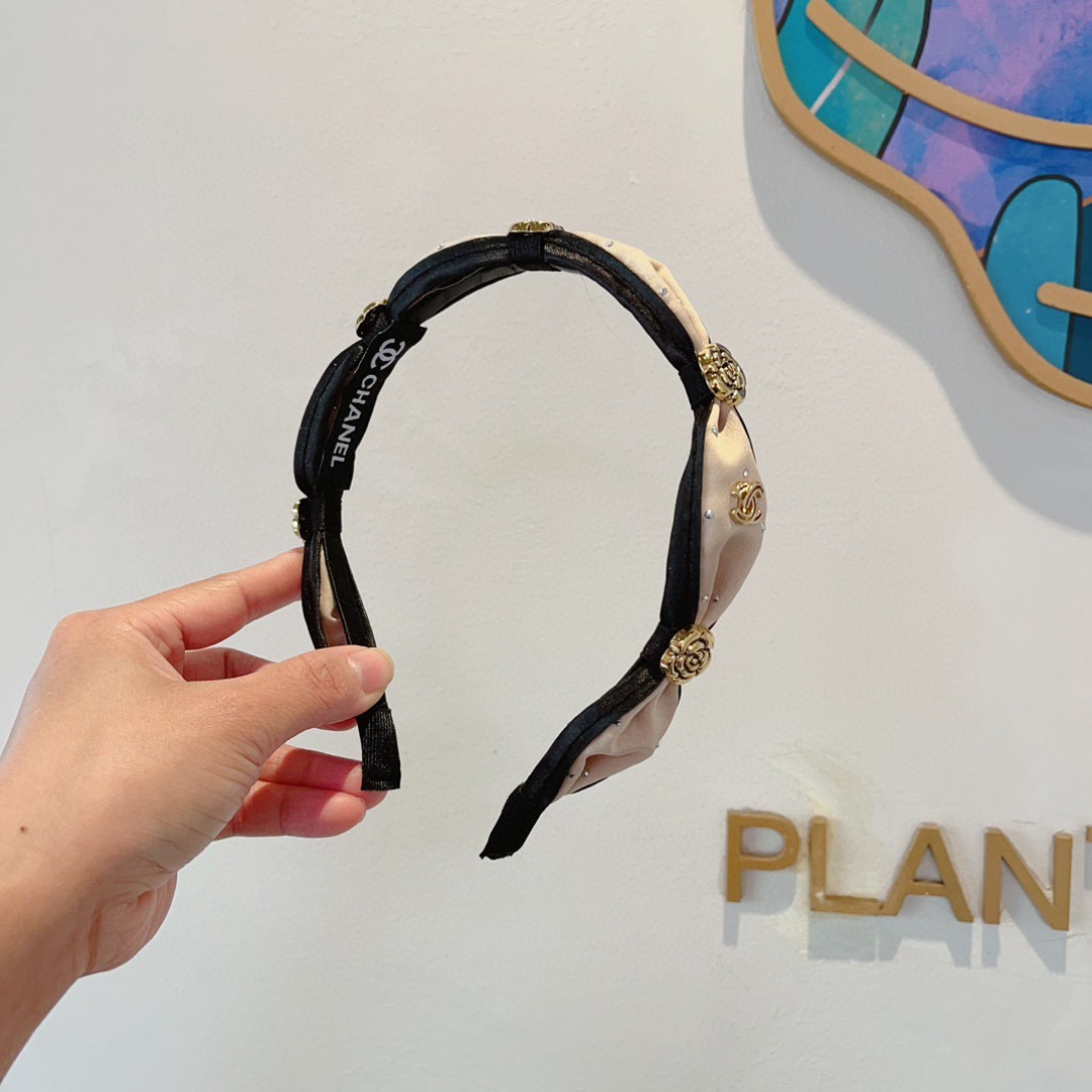 配包装
CHANEL（香奈儿）最新款小香发箍，复古头箍，网红爆款推荐 搭配高端材质，超精致，时尚百搭。