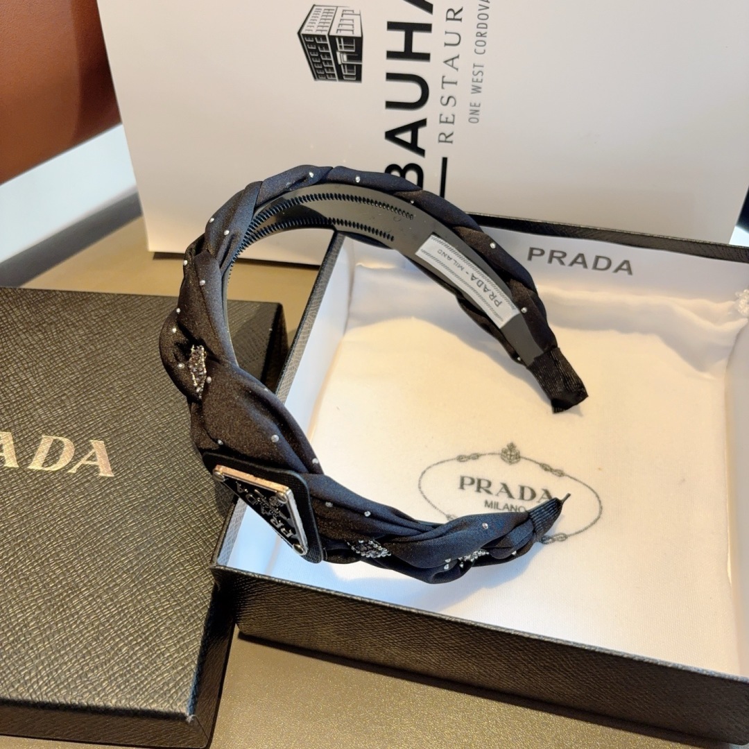 配包装
PRADA （普拉达） 新款潮流发箍。气质女神必备单品。非常百搭，时尚潮流， 戴上它满满的高大上