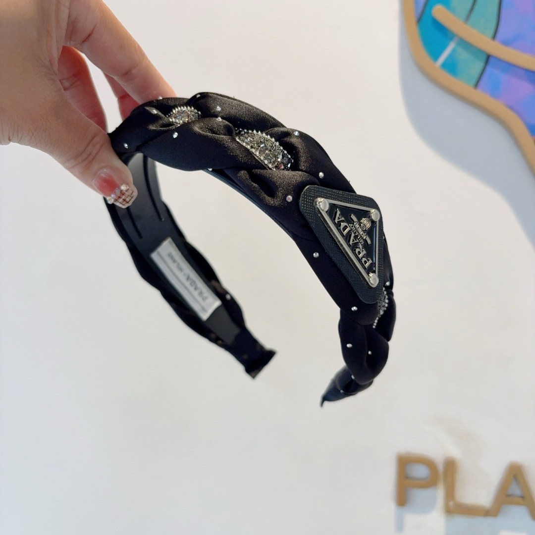 配包装
PRADA （普拉达） 新款潮流发箍。气质女神必备单品。非常百搭，时尚潮流， 戴上它满满的高大上