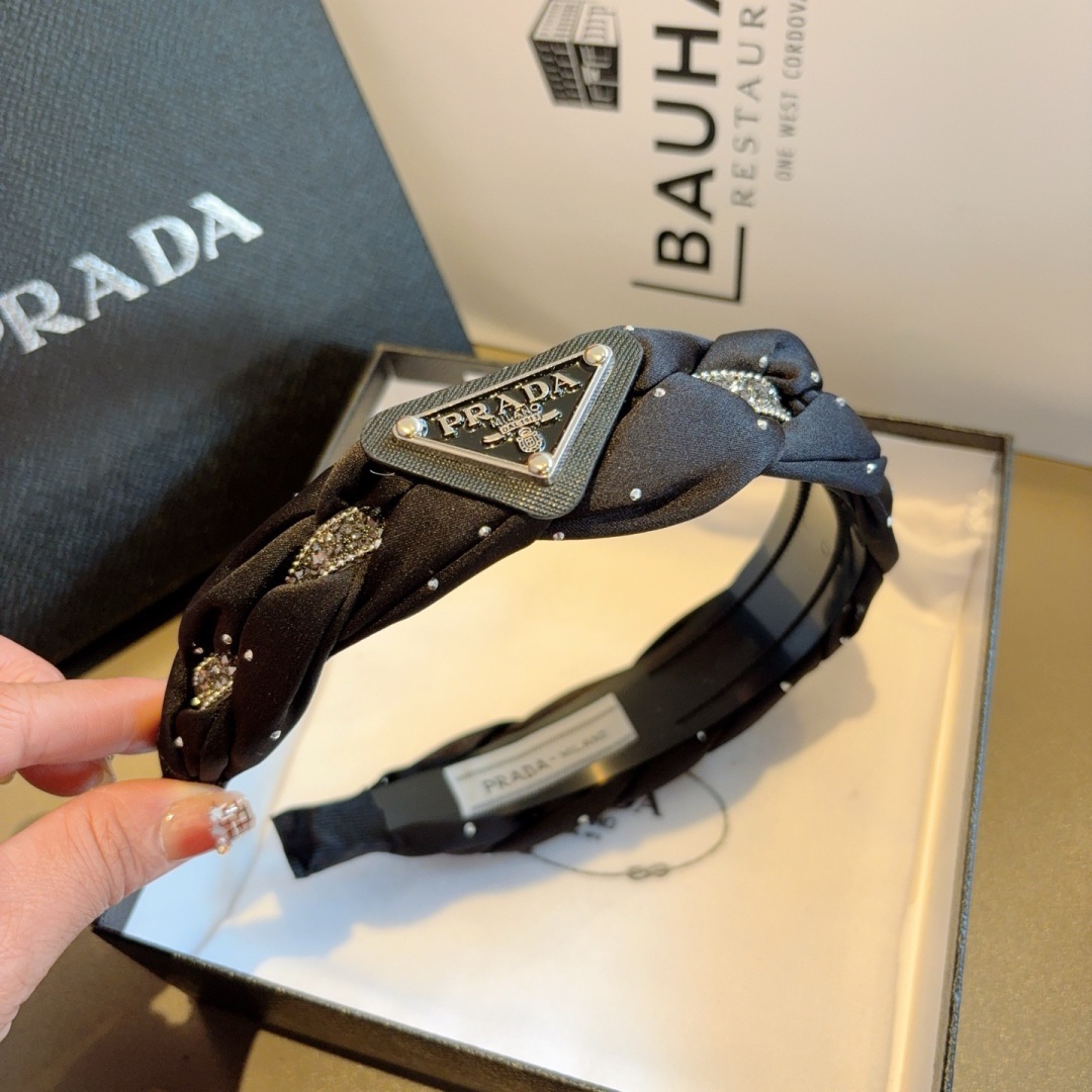 配包装
PRADA （普拉达） 新款潮流发箍。气质女神必备单品。非常百搭，时尚潮流， 戴上它满满的高大上