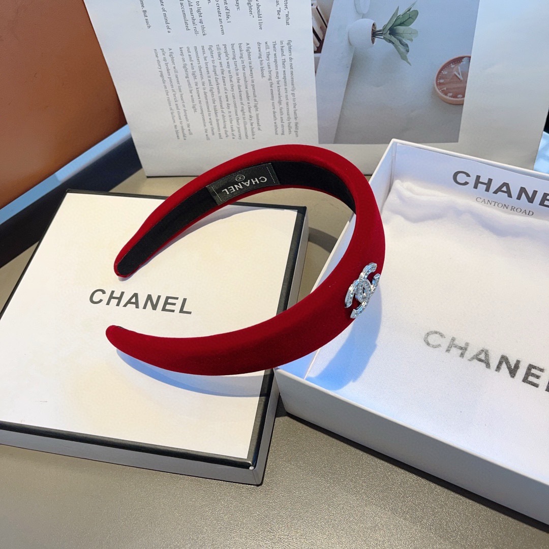 配包装
CHANEL（香奈儿）最新款小香发箍，复古头箍，网红爆款推荐 搭配高端材质，超精致，时尚百搭。