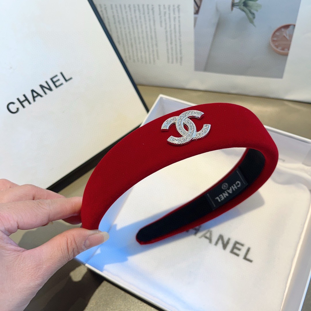 配包装
CHANEL（香奈儿）最新款小香发箍，复古头箍，网红爆款推荐 搭配高端材质，超精致，时尚百搭。
