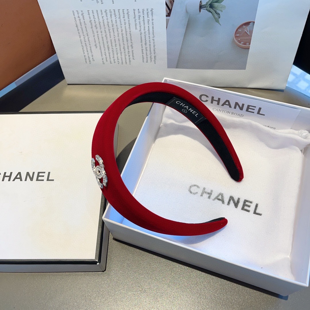 配包装
CHANEL（香奈儿）最新款小香发箍，复古头箍，网红爆款推荐 搭配高端材质，超精致，时尚百搭。