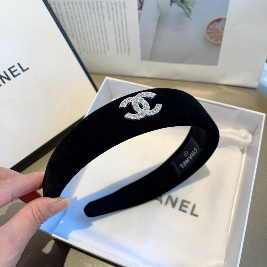 配包装
CHANEL（香奈儿）最新款小香发箍，复古头箍，网红爆款推荐 搭配高端材质，超精致，时尚百搭。