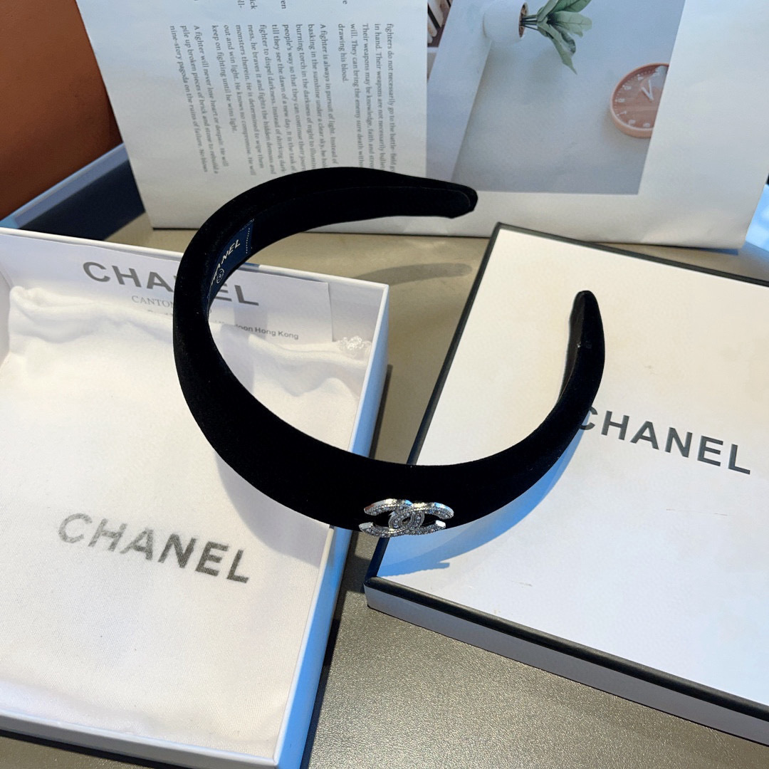 配包装
CHANEL（香奈儿）最新款小香发箍，复古头箍，网红爆款推荐 搭配高端材质，超精致，时尚百搭。